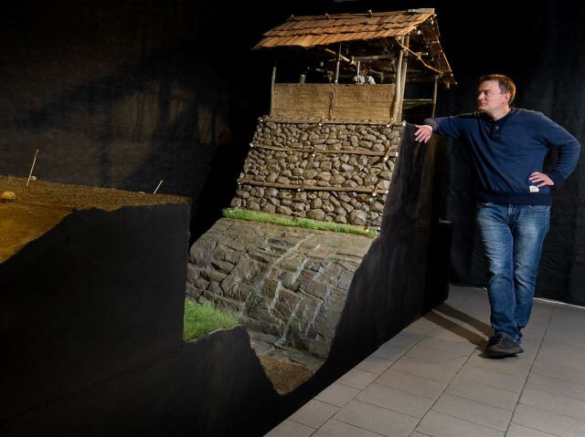 Kurátor Daniel Hlásek u modelu obranného valu