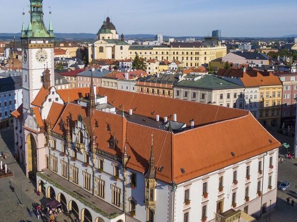 Třetím místem v kategorii Veřejně prospěšné stavby byla oceněna realizace střech na historické radnici v Olomouci.