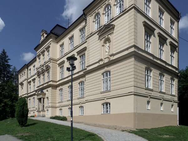 Monumentální objekt někdejší dívčí školy vznikl podle plánů plzeňského architekta Victora Schwerdtnera.