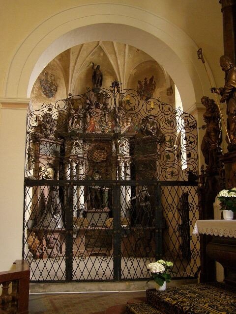 Hrobku Melchiora, Kateřiny a Kryštofa z Redernu mohou zájemci o funerální architekturu najít v děkanském kostele Nalezení sv. Kříže ve Frýdlantu.