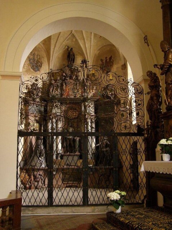 Hrobku Melchiora, Kateřiny a Kryštofa z Redernu mohou zájemci o funerální architekturu najít v děkanském kostele Nalezení sv. Kříže ve Frýdlantu.