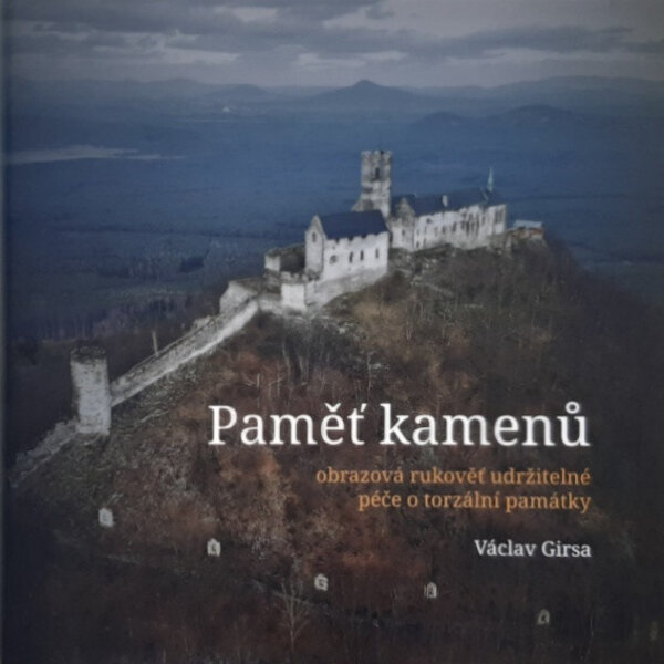 Kniha Paměť kamenů čeká na soutěžící.