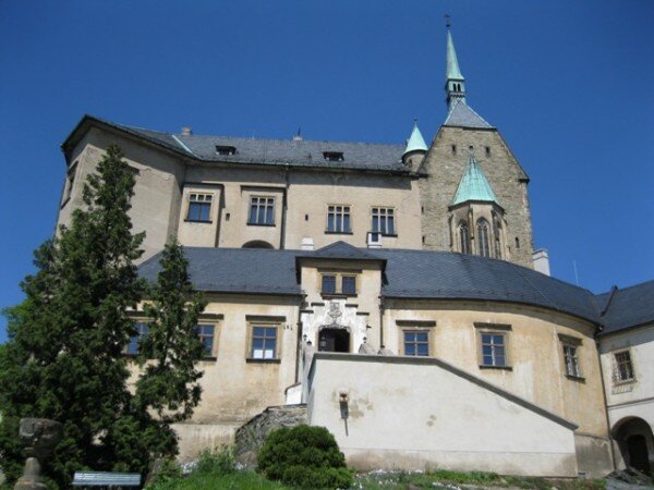 Objev spáleniště s keramikou pomohl archeologům přesně datovat vznik hradu Šternberk.