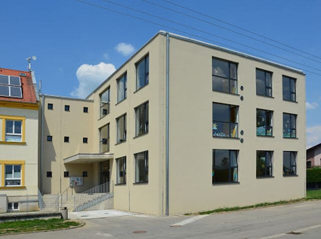Hlavní cenu získali členové ateliéru Malý Chmel za přístavbu Základní školy v Nezamyslicích.