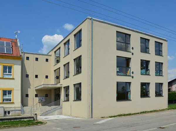 Hlavní cenu získali členové ateliéru Malý Chmel za přístavbu Základní školy v Nezamyslicích.