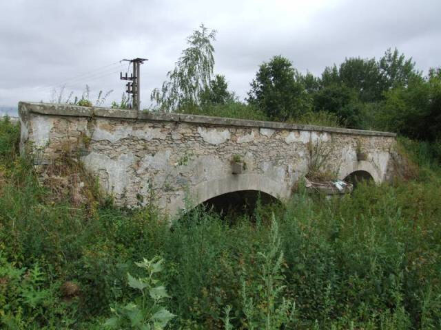 Kamenný most na bývalé císařské silnici byl postaven v letech 1753–1755.