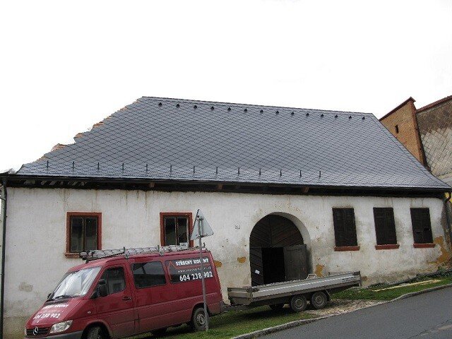 V říjnu byla dokončena oprava poloviny krovu.