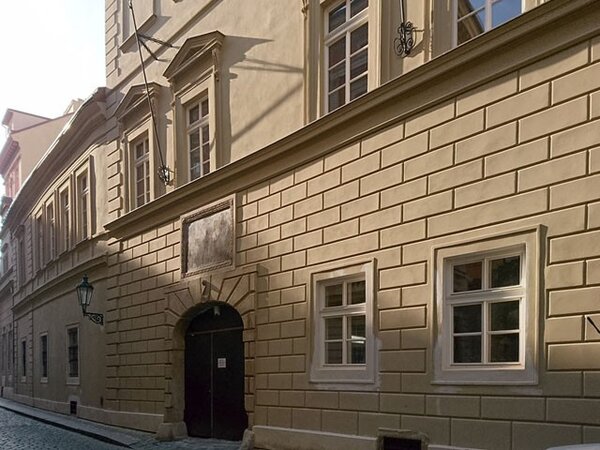 Pohled na fasádu nárožního měšťanského domu U Voříkovských  směrem do Liliové ulice