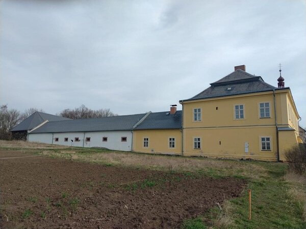 Pohled na památkově chráněnou faru