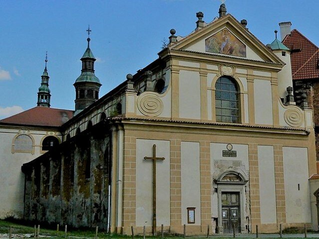 Kostel Nanebevzetí Panny Marie je románská stavba, později zakrytá barokní architekturou.