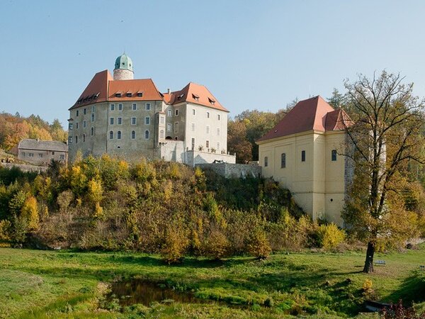 Charakteristickým znakem Libé je gotická věž s renesanční helmicí sevřená dvěma původně středověkými paláci.