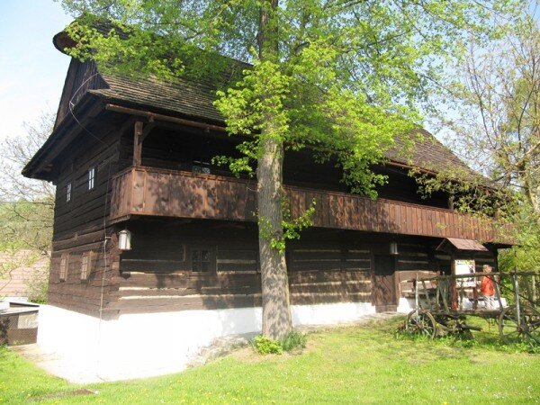 Mikuláštíkovo fojtství v Jasenné je velmi dobře dochovanou stavbou a patří k nejhodnotnějším památkám lidové architektury na Valašsku. Fojtství v Jasenné se dostalo uznání lidová stavba 2012.