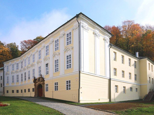 Palácovou stavbu s obdélným nádvořím a bohatě členěnou fasádou nechal počátkem 18. století postavit místní měšťan Eliáš Knurr. 