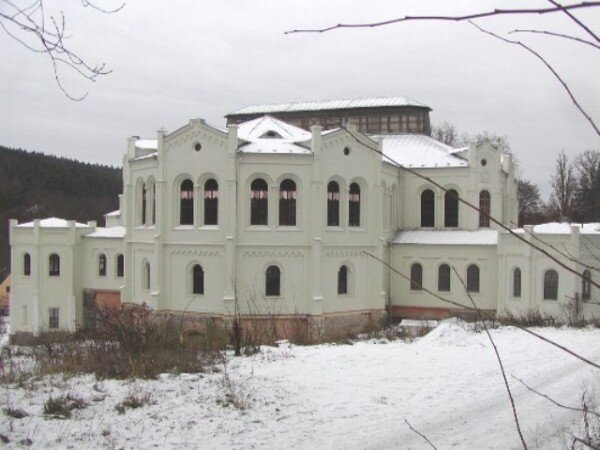 Velkolepá budova jízdárny ve Světcích u Tachova byla vystavěná v novorománském slohu v letech 1858 až 1860 na přání generála Alfreda Windischgrätze.
