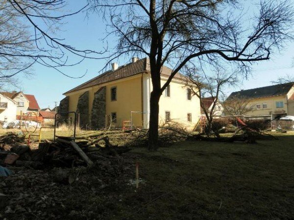 První přípravné práce na farské zahradě.