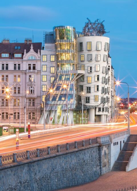 Tančící dům dle návrhu Franka Gehryho se stal brzy světoznámou stavbou Prahy.