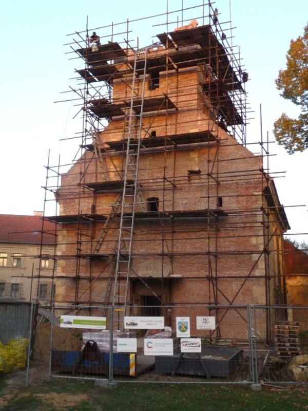 Lenešický okrašlovací spolek obnovuje věž kostela sv. Šimona a Judy již několik let.