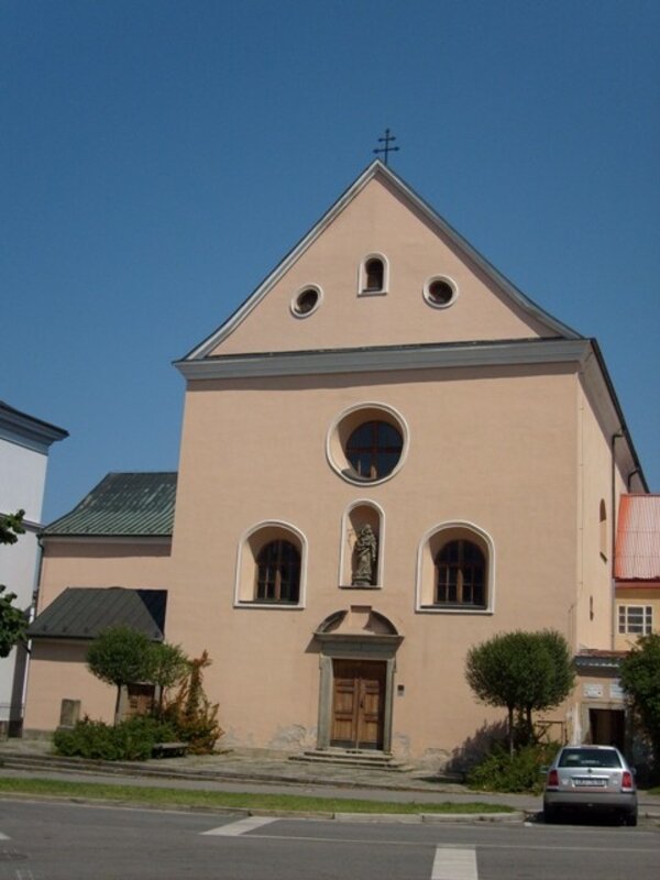 Nový relaxační prostor v Chrudimi vznikl v bývalých klášterních zahradách za kostelem svatého Josefa.