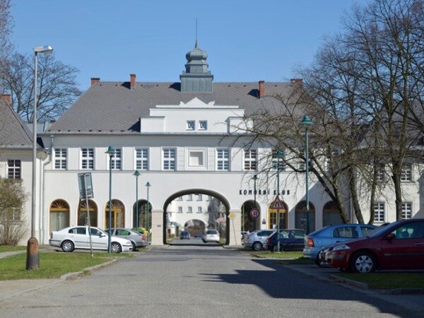 Ostravské sídliště Jubilejní kolonie bylo postaveno pro dělníky Vítkovických železáren ve 20. letech 20. století. Je příkladem zdařilé proměny, na něž upozorňuje výstava Má vlast.