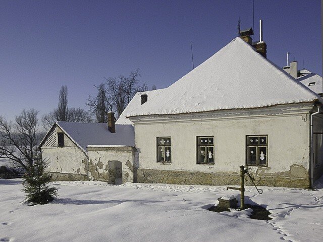 Plány takzvané staré školy v Krčíně navrhl náchodskému staviteli Ignáci Littlochovi významný pražský architekt Johann Philipp Joendl.