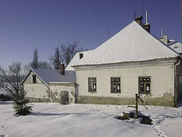 Plány takzvané staré školy v Krčíně navrhl náchodskému staviteli Ignáci Littlochovi významný pražský architekt Johann Philipp Joendl.