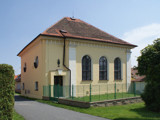 Pozdně klasicistní synagoga z roku 1858 byla vystavěna na místě starší stavby, a to podle projektu neznámého architekta.