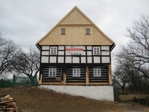 Dům z Jílové u Děčína ve skanzenu v Kouřimi se dočkal nového štítu - ozdobně skládané a vyřezávané lomenice.