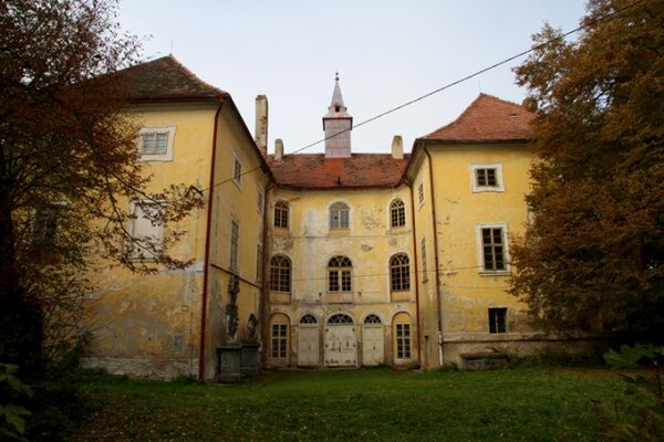 Zámek v Osečanech se svým hospodářským předpolím a rozsáhlým romantickým parkem představuje výraznou urbanistickou, krajinotvornou a architektonicko-uměleckou hodnotu.