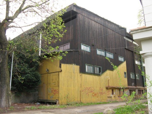 Zimní stadion na ostrově Štvanice je kvůli špatnému technickému stavu v demolici. 