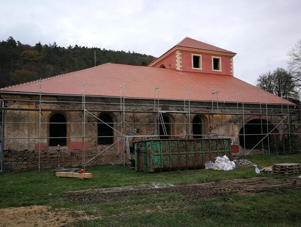 Huť Barbora v Jincích má novou střechu s Bobrovkami Tondach. Po obnově z ní bude společenské centrum města.