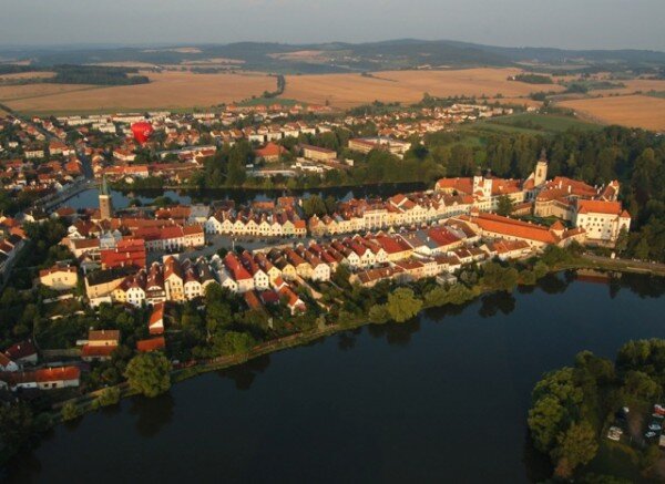 Díky poloze historického centra města, které je zapsané na seznamu UNESCO, se Telči říká Jezerní růže.  