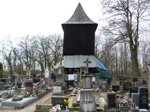 Zvonice u kostela sv. Jana Křtitele v Hradci Králové – Třebši během obnovy