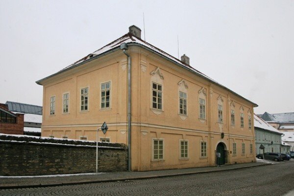 Fakulta restaurování Univerzity Pardubice sídlí v Jiráskově ulici 3, poblíž zámeckého areálu.