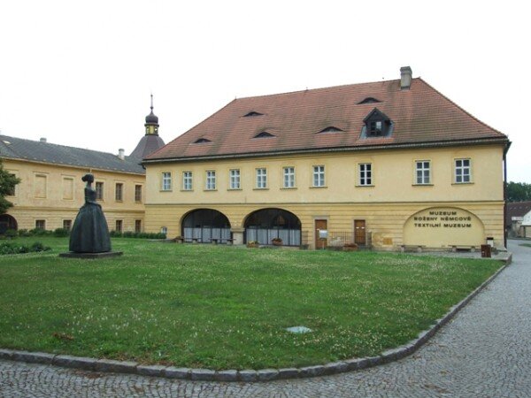 Muzeum Boženy Němcové tvoří bývalý hostinec, klášter voršilek a zbytky středověké tvrze. 