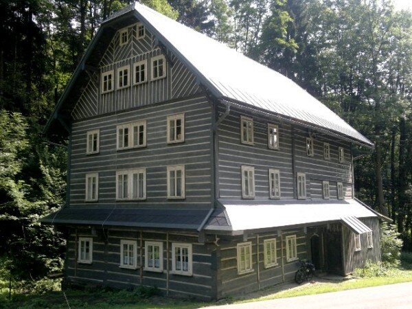 Janatův mlýn v Buřanech nepohání typické mlýnské kolo, ale od roku 1920 Francisova turbína. 