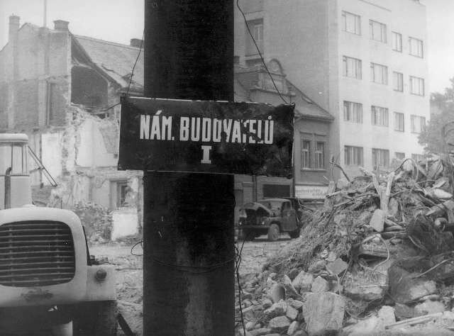 Pohled na trosky Hotelu Veselka na náměstí Budovatelů v roce 1972