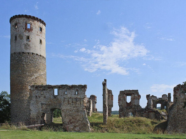 Hradní zřícenina se nachází na široké ostrožně nad Jizerou.