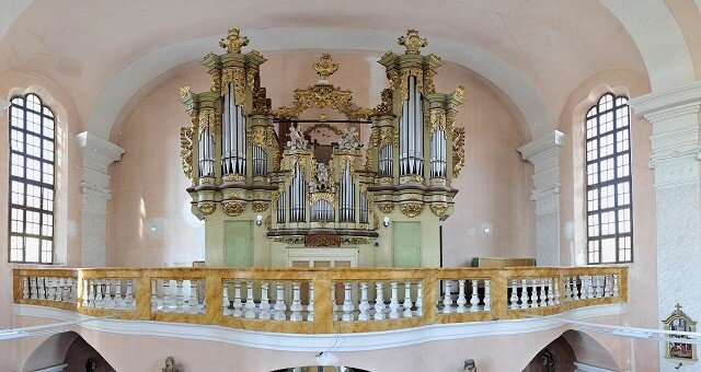 Barokní skříň na kůru dobřanského kostela sv. Mikuláše