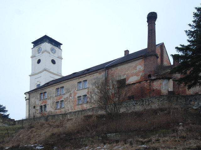 Kostel Narození Panny Marie vznikl při hradbě na jihovýchodním okraji města, východně od hlavní středověké komunikace.