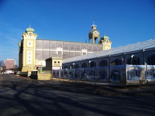Vyhořelé křídlo Průmyslového paláce dočasně nahradila montovaná stavba. Za dva roky by se měla stavět replika původní části budovy.