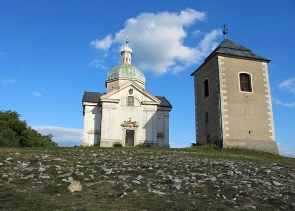 Kostel sv. Šebastiána ukončuje křížovou cestu na Svatém kopečku u Mikulova. 