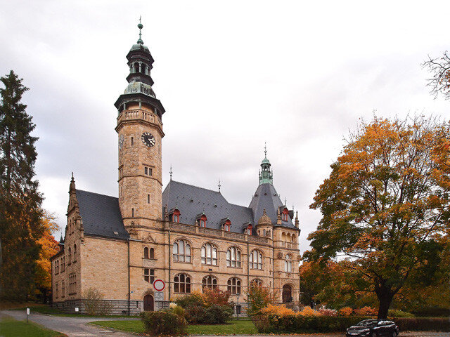 Pohled na liberecké muzeum s charakteristickou věží