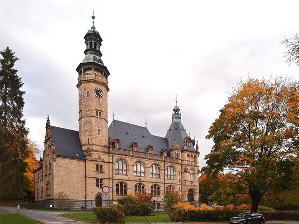 Pohled na liberecké muzeum s charakteristickou věží