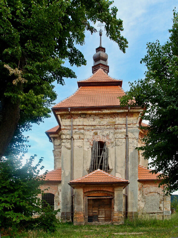 Kaple představuje osmibokou barokní stavbu s obdélným presbytářem a bočními čtvercovými prostorami oratoře.