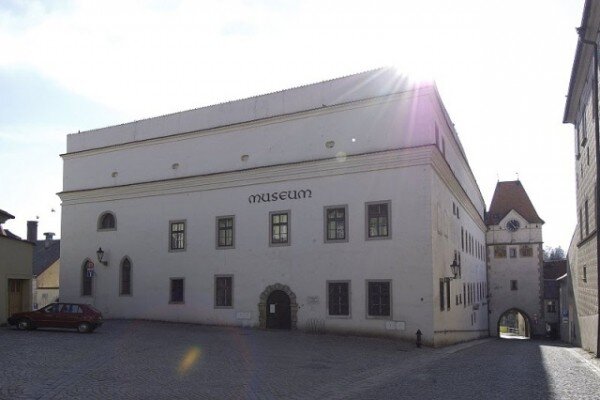 Muzeum Jindřichohradecka – bývalý jezuitský seminář, kde byly objeveny vzácné komorové kachle.  