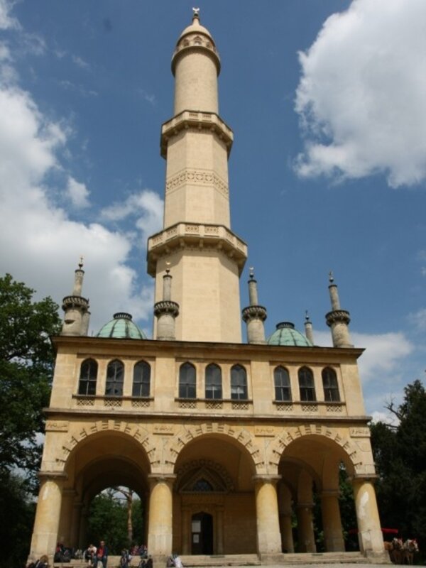 Minaret v Lednicko-valtickém areálu nechali v roce 1804 postavit Lichtenštejnové.