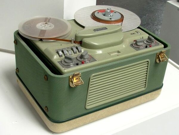 Magnetofon Studer Revox F 36 z roku 1957 (ilustrační snímek)