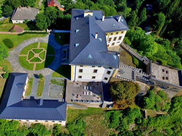 Celkový pohled na zámecký areál Rabštejn nad Střelou z dronu