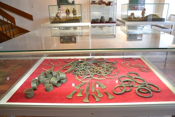 Bronzový poklad z Líšťan obohatil nedávno expozici Oblastního muzea v Lounech.