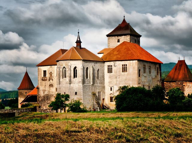 Vodní hrad Švihov umožňuje prohlídky i pohybově hendikepovaným návštěvníkům. Nabízí je i domovům pro seniory a dalším sociálním zařízením.